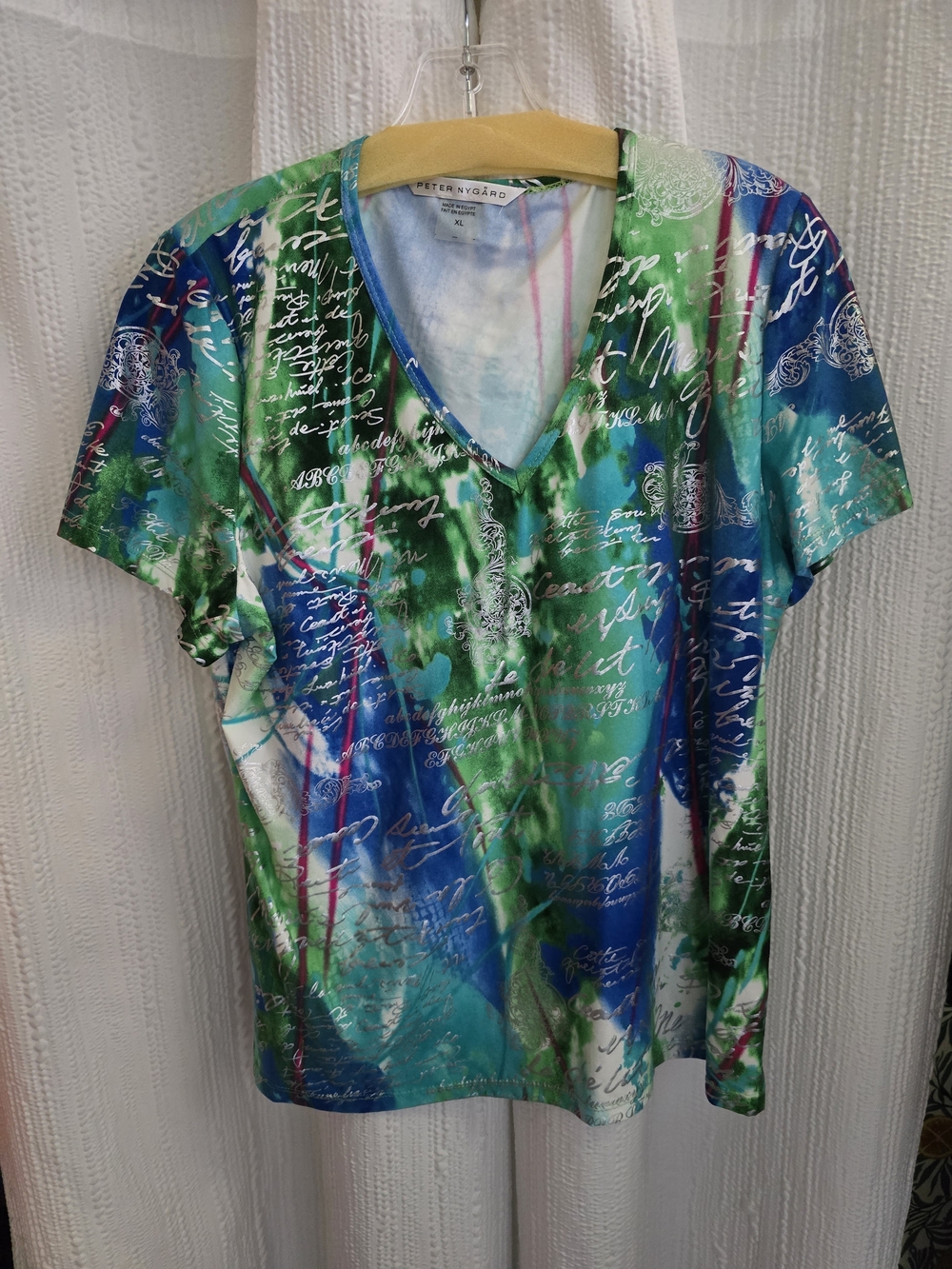 Peter Nygard Green Blue V-Neck Script Print Tee